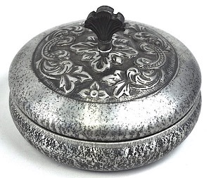 Box with lid
No. 036